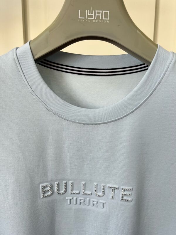 Λούξυ T-shirt με το λαιμό του πληρώματος Εκτύπωση λογότυπου Σχεδιασμός υιοθετεί την αρχική διαδικασία ανάγλυψης υφάσματος συν θερμότητα - μεταφορά διαδικασίας βινυλίου OEM / ODM