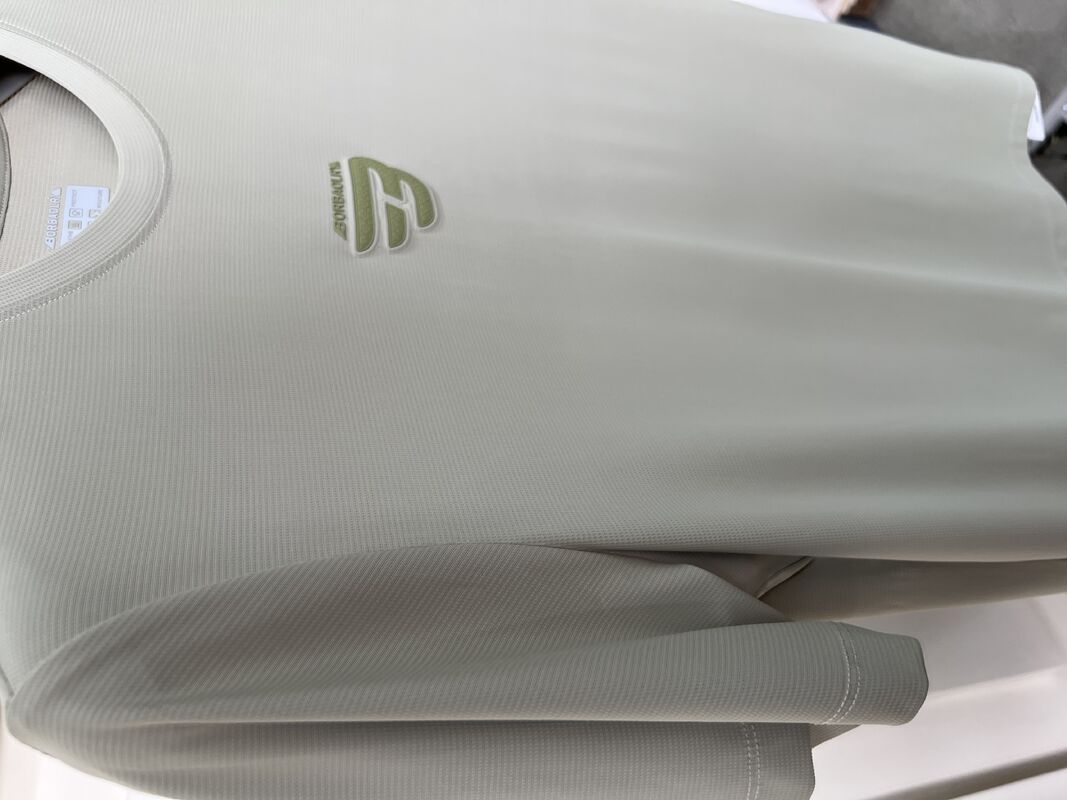 Προσαρμοσμένο ανδρικό σετ αθλητικών ρούχων σε λαδί πράσινο χρώμα - Κοντομάνικη μπλούζα & Παντελόνι, Ανδρικό μπλουζάκι από διαπνέον ύφασμα