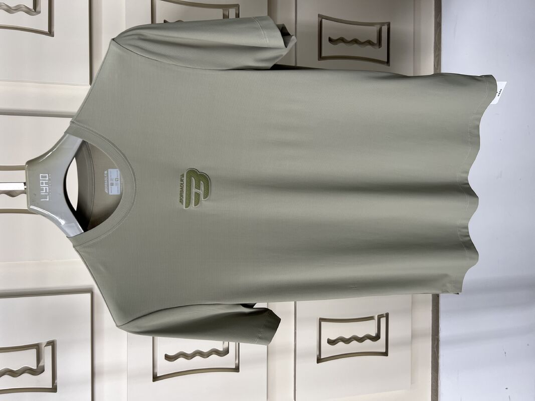 Προσαρμοσμένο ανδρικό σετ αθλητικών ρούχων σε λαδί πράσινο χρώμα - Κοντομάνικη μπλούζα & Παντελόνι, Ανδρικό μπλουζάκι από διαπνέον ύφασμα