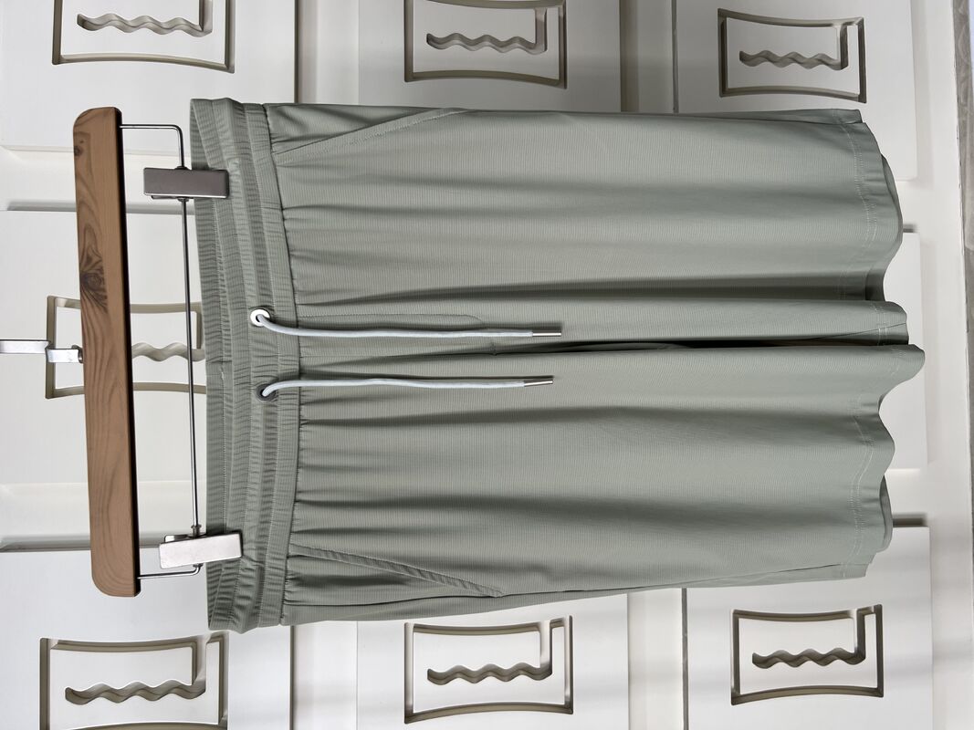 Προσαρμοσμένο ανδρικό σετ αθλητικών ρούχων σε λαδί πράσινο χρώμα - Κοντομάνικη μπλούζα & Παντελόνι, Ανδρικό μπλουζάκι από διαπνέον ύφασμα