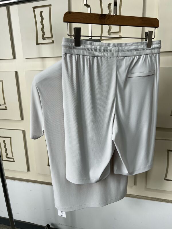 Αθλητικά ανδρικά ρούχα Ελαφρύ γκρίζο σύντομο - Τοπ με μανίκια και παντελόνια, αναπνευστικά και άνετα T-shirt για άνδρες